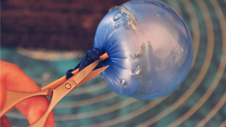 吉丁水晶球—可以吃的水晶球,用小剪刀将气球底部戳一个小洞，开始放气。