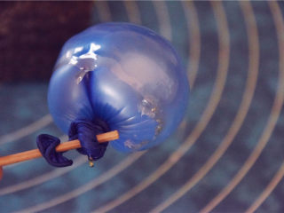 吉丁水晶球—可以吃的水晶球,用手轻轻将边上的吉利丁壳剥离气球。
