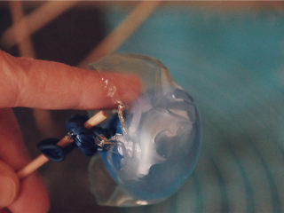 吉丁水晶球—可以吃的水晶球,用手指帮助气球的剥离，小心一点，不要将气球弄爆炸了。
