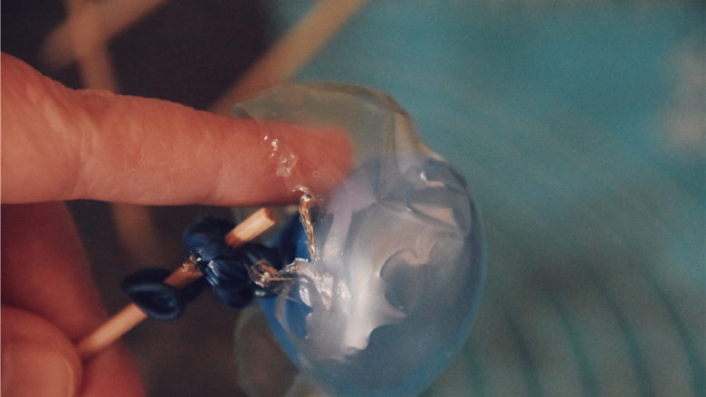 吉丁水晶球—可以吃的水晶球,用手指帮助气球的剥离，小心一点，不要将气球弄爆炸了。