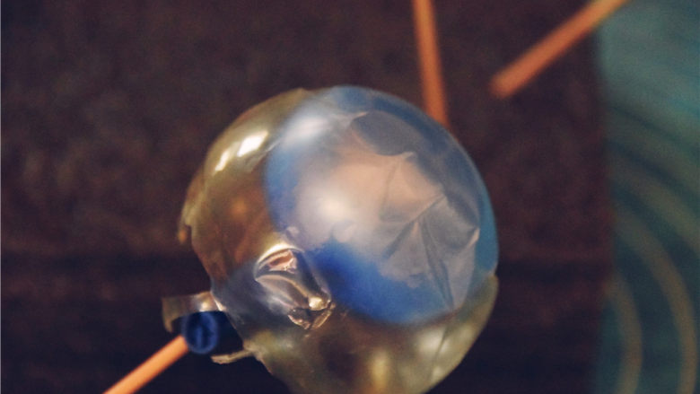吉丁水晶球—可以吃的水晶球,气球在逐渐的缩小，水晶球已经颇具雏形。