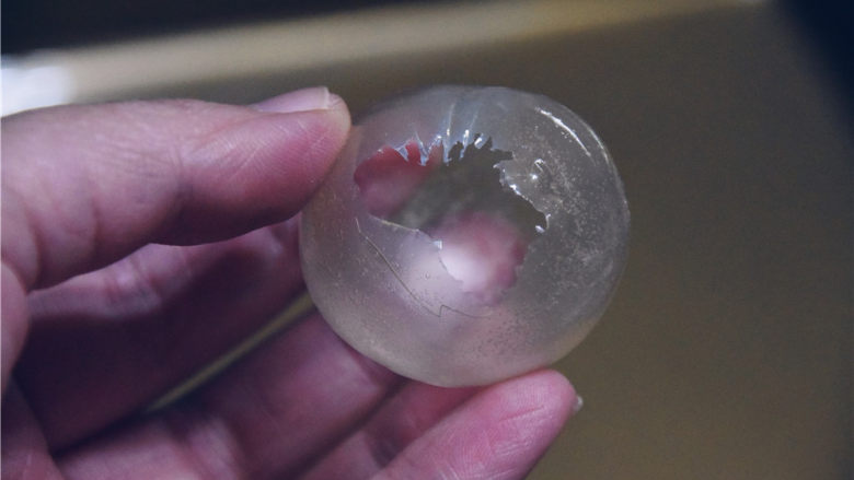 吉丁水晶球—可以吃的水晶球,脱离下来的水晶球，用小剪刀将水晶球底部的毛边剪齐。水晶球的使用及具体的操作方法，请参考配套课程《中国年水晶祈福饼干》。