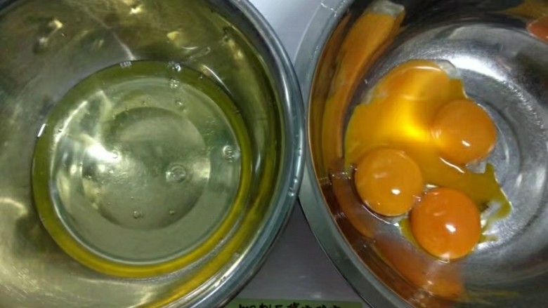 手绘樱桃南瓜豆浆蛋糕卷,蛋黄和蛋白分离，蛋白打入干净无水无油的容器里。