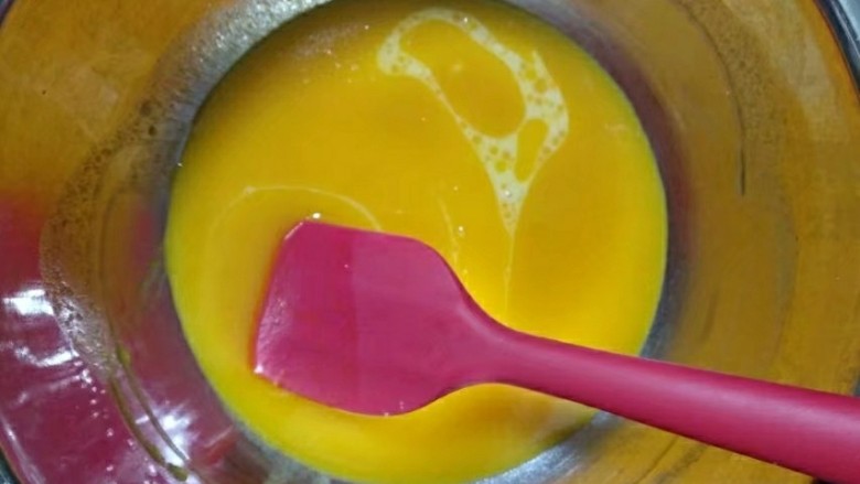 手绘樱桃南瓜豆浆蛋糕卷,加入南瓜豆浆汁充分搅匀。