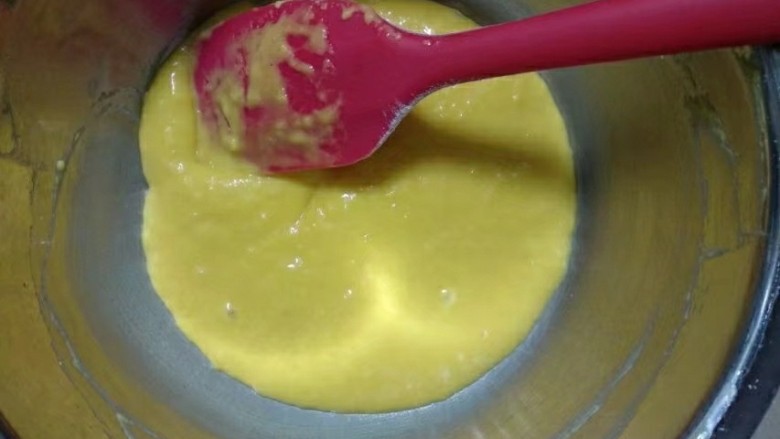 手绘樱桃南瓜豆浆蛋糕卷,轻轻搅拌成无颗粒状。