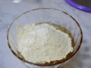 广式豆沙蛋黄月饼,加入面粉
