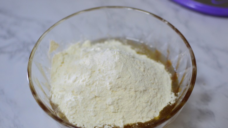 广式豆沙蛋黄月饼,加入面粉