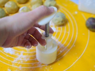 广式豆沙蛋黄月饼,用模具压出月饼形状
