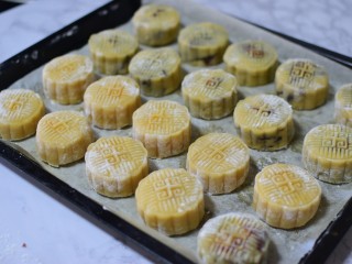 广式豆沙蛋黄月饼,摆在烤盘上，喷少许清水，防止干裂烤箱