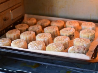广式豆沙蛋黄月饼,烤箱185度，中层烤7分钟