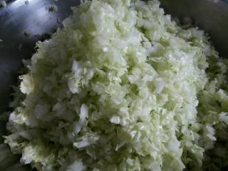 翡翠饺子,白菜叶子切碎。上面撒少许盐压一会，这样方便后面挤出白菜里的水份。