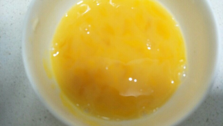 西红柿炒鸡蛋,把鸡蛋打碗中，搅拌均匀。