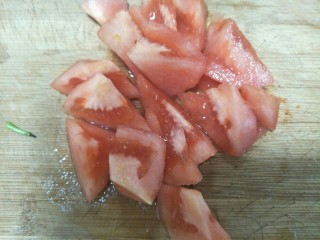 西红柿炒鸡蛋,切成大小均匀的块。