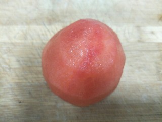 西红柿炒鸡蛋,西红柿去皮。