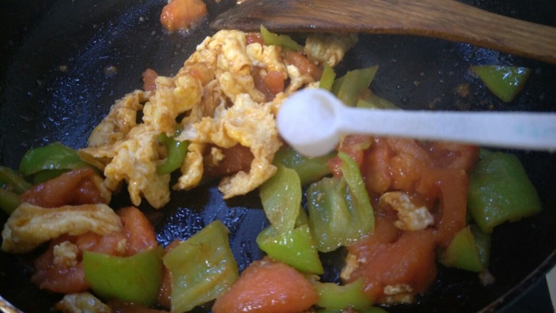 西红柿炒鸡蛋,加入少许盐。