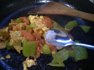 西红柿炒鸡蛋,接着放入少许糖。