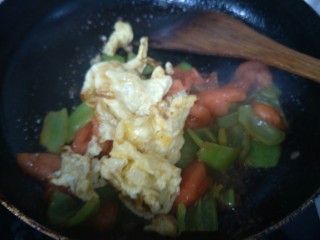 西红柿炒鸡蛋,然后加入鸡蛋翻炒均匀