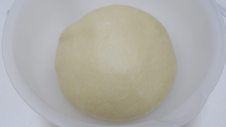 小麦胚芽贝果豆沙面包,揉好的面团盖上面保鲜膜。放温暖处发酵至2.5倍至两倍大。