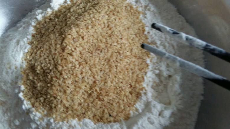 小麦胚芽核桃酱花卷,小麦胚芽和面粉混合。