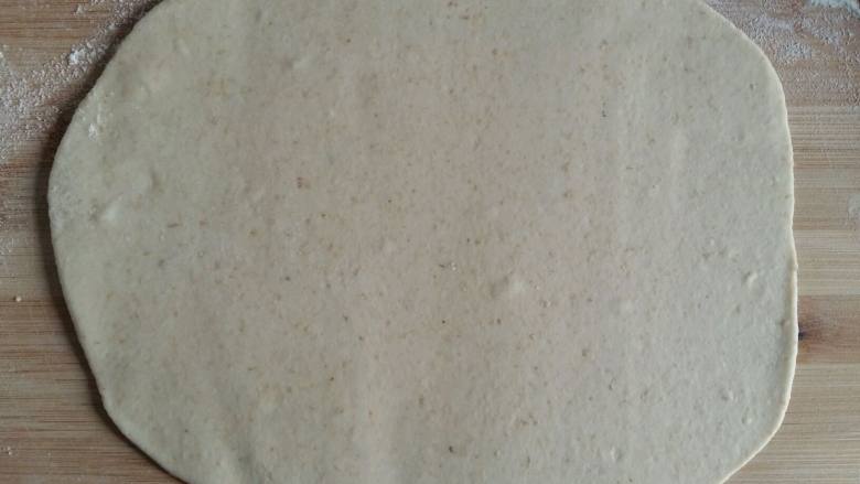 小麦胚芽核桃酱花卷,擀成半厘米厚的圆片。