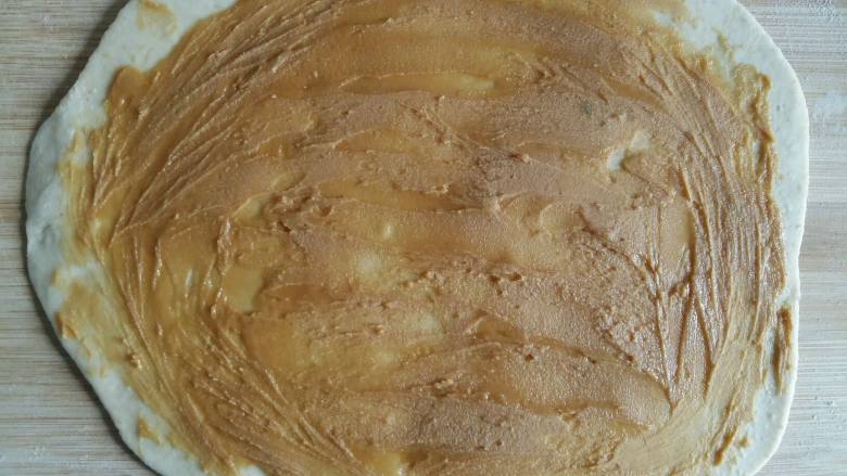小麦胚芽核桃酱花卷,核桃酱在面片上涂抹一层。