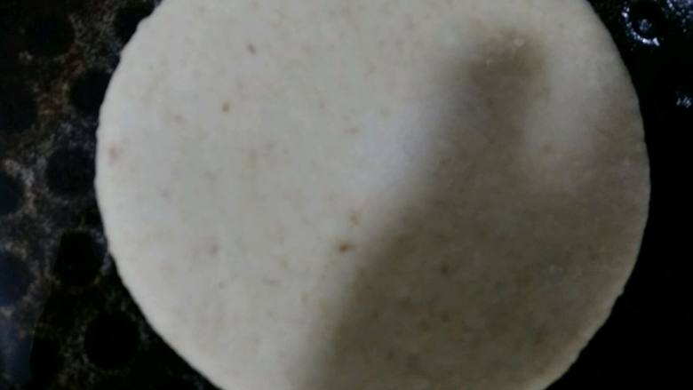 小麦胚芽核桃酱花卷,也可以做成发面饼，擀成圆形，放入刷了油的电饼铛中，盖上盖子烙3分钟即可。
