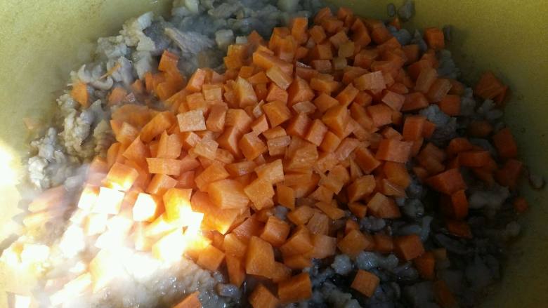 满屋飘香的肉米饭，吃一口回味无穷。,倒入胡萝卜丁翻炒1分钟。