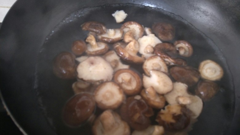 卤肉香菇饭,热水下锅，焯一下。