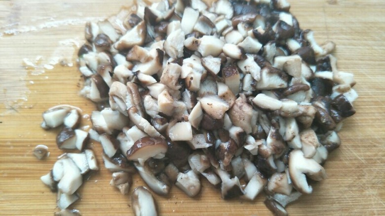 卤肉香菇饭,切成大小相同的丁。
