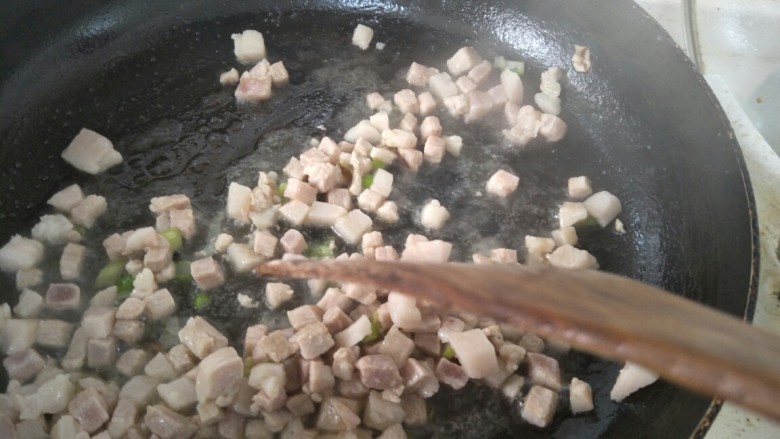 卤肉香菇饭,炒到肉丁变色。
