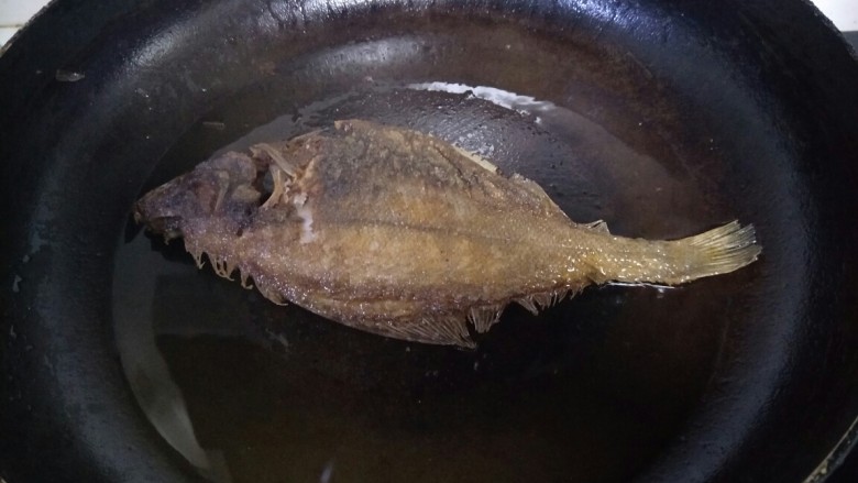 香煎偏口鱼,锅里放油，加热到六成，放鱼煎。