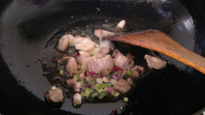 圆辣椒炒肉片,然后放入葱花继续炒香。