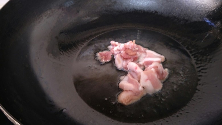 圆辣椒炒肉片,锅中加油，放入肉片炒。