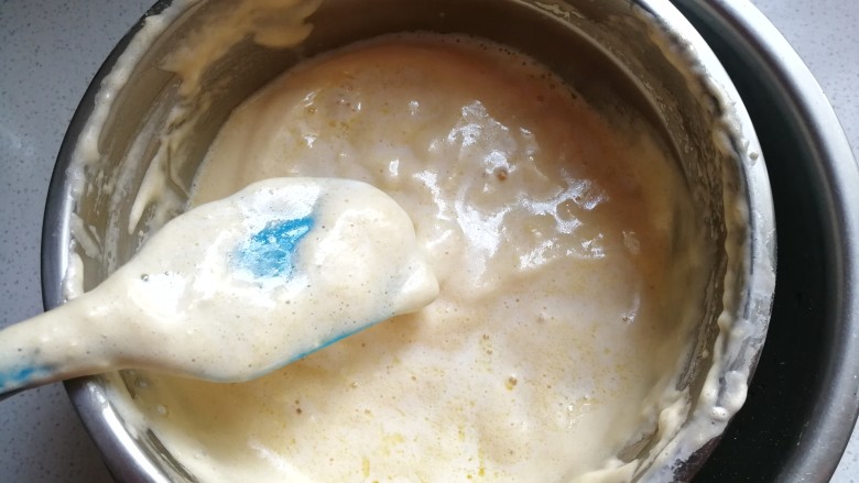 芋泥海绵盒子蛋糕,接着把先前保温好的黄油液体淋在刮刀上，让液体流在蛋糊表面；