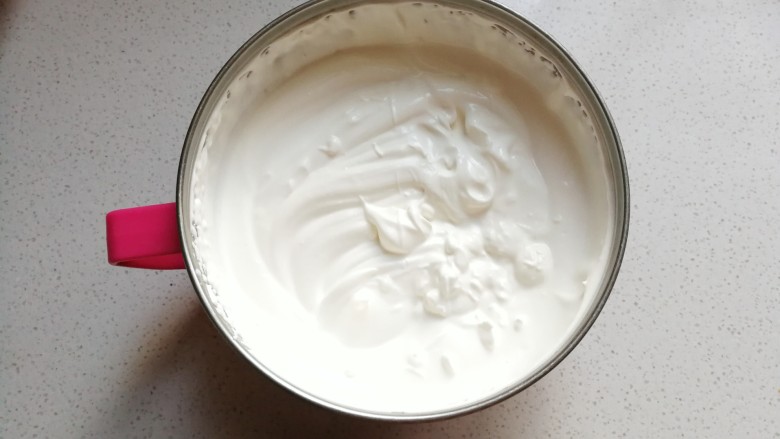芋泥海绵盒子蛋糕,接着我们把淡奶加少许白糖打发至六七成发的状态；