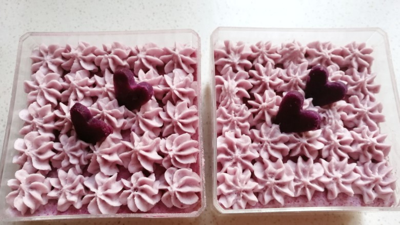 芋泥海绵盒子蛋糕,最后有多余的紫薯，可以用模具刻两个小爱心摆上去，接着就可以自由“咔嚓”啦！