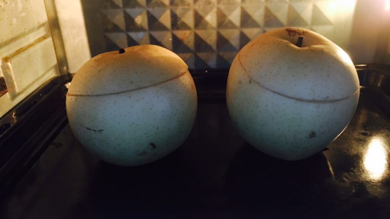 烤箱版 烤冰糖枸杞皇冠梨,把梨放在烤盘上，置入烤箱里的中层。