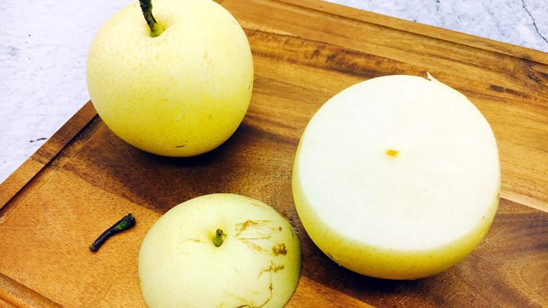 烤箱版 烤冰糖枸杞皇冠梨,将梨的顶端切下来，把梨把剪下去。