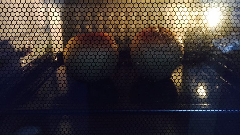 烤箱版 烤冰糖枸杞皇冠梨,烤箱温度上下火设置160度，时间为1个半小时。