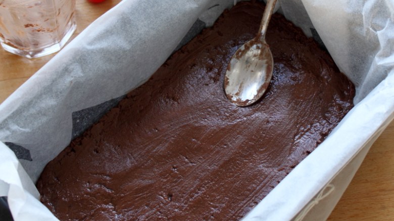 自制生巧克力,倒入模子里面，抹平；放进冰箱冷藏，至少2个小时。
