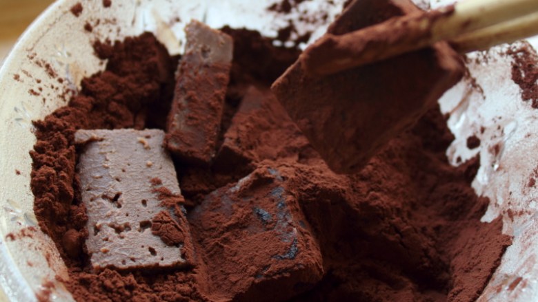 自制生巧克力,一块块地放入可可粉里面，沾满厚厚一层可可粉即可。