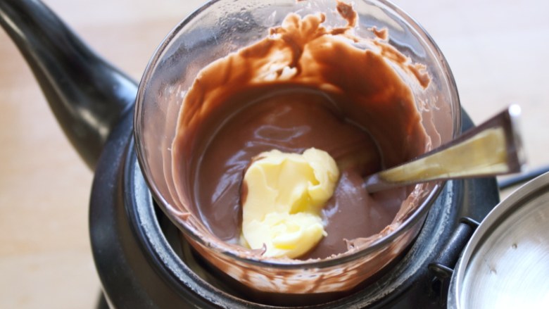 自制生巧克力,加入黄油，搅拌至完全融入。