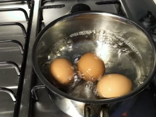 迷你小热狗,这时鸡蛋就熟了，捞出浸冷水。