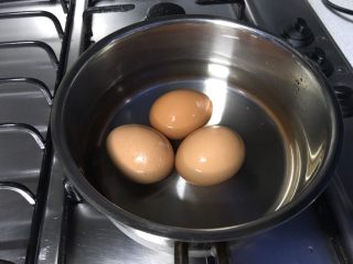 迷你小热狗,鸡蛋我多煮了一个，别介意，孩子喜欢吃水煮蛋。