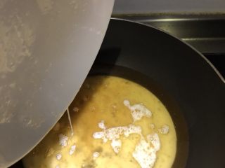 赛螃蟹,热锅冷油（一定要）倒入冷油中中火加热。