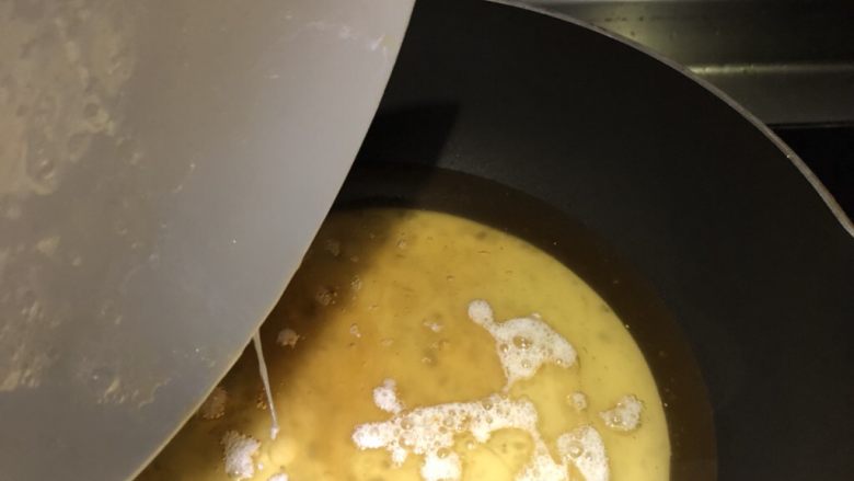赛螃蟹,热锅冷油（一定要）倒入冷油中中火加热。