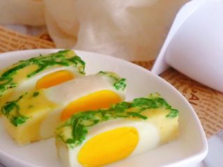 宝宝辅食之自创时蔬蒸蛋,晾温后根据需要切成喜欢的大小即可，元气满满的早餐