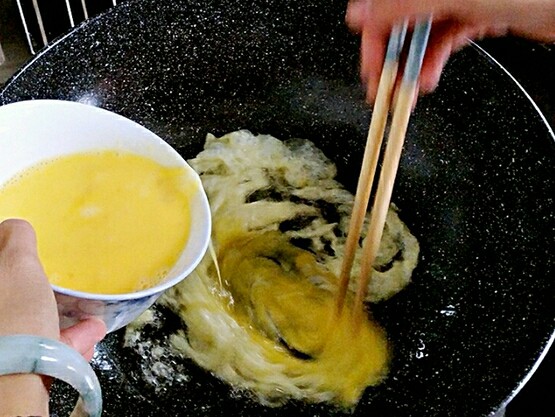 家常菠菜炒鸡蛋,油热了以后再放鸡蛋，用筷子打散