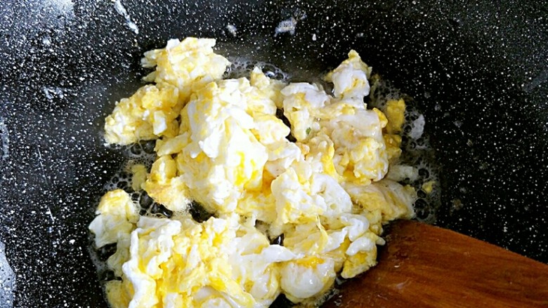 家常菠菜炒鸡蛋,等鸡蛋都凝固了以后盛出备用