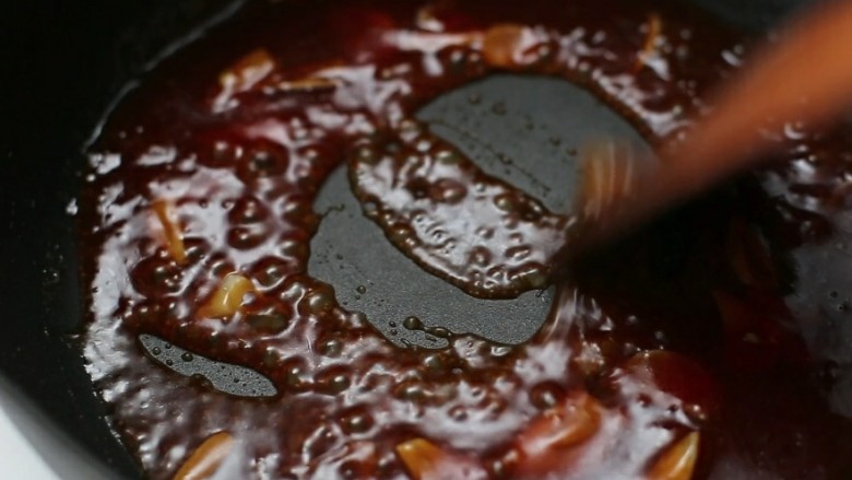 茄汁豆泡,倒入酱汁煮至粘稠冒泡状态